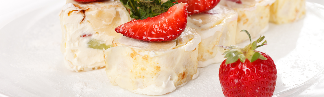 Сладкий ролл с маскарпоне, клубникой и бананом