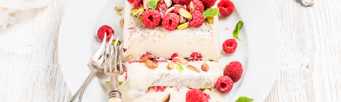 Семифредо с малиной и орехами