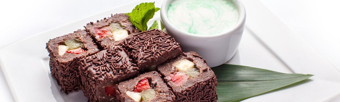 Шоколадный ролл с маскарпоне, клубникой, киви и бананом